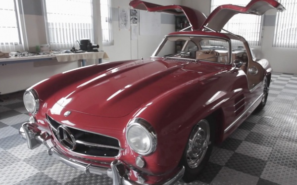 'Holiday-Errands'-in-a-Mercedes-Benz-300SL-Gullwing