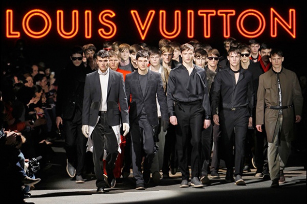 Louis Vuitton Fall / Winter 2011 Runway Images
