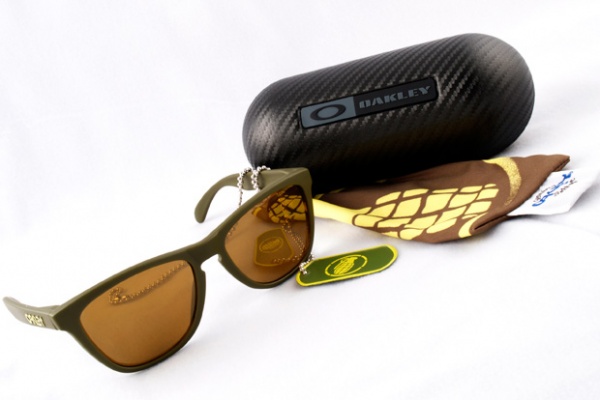 Grenade & Oakley Create Unique Frogskins